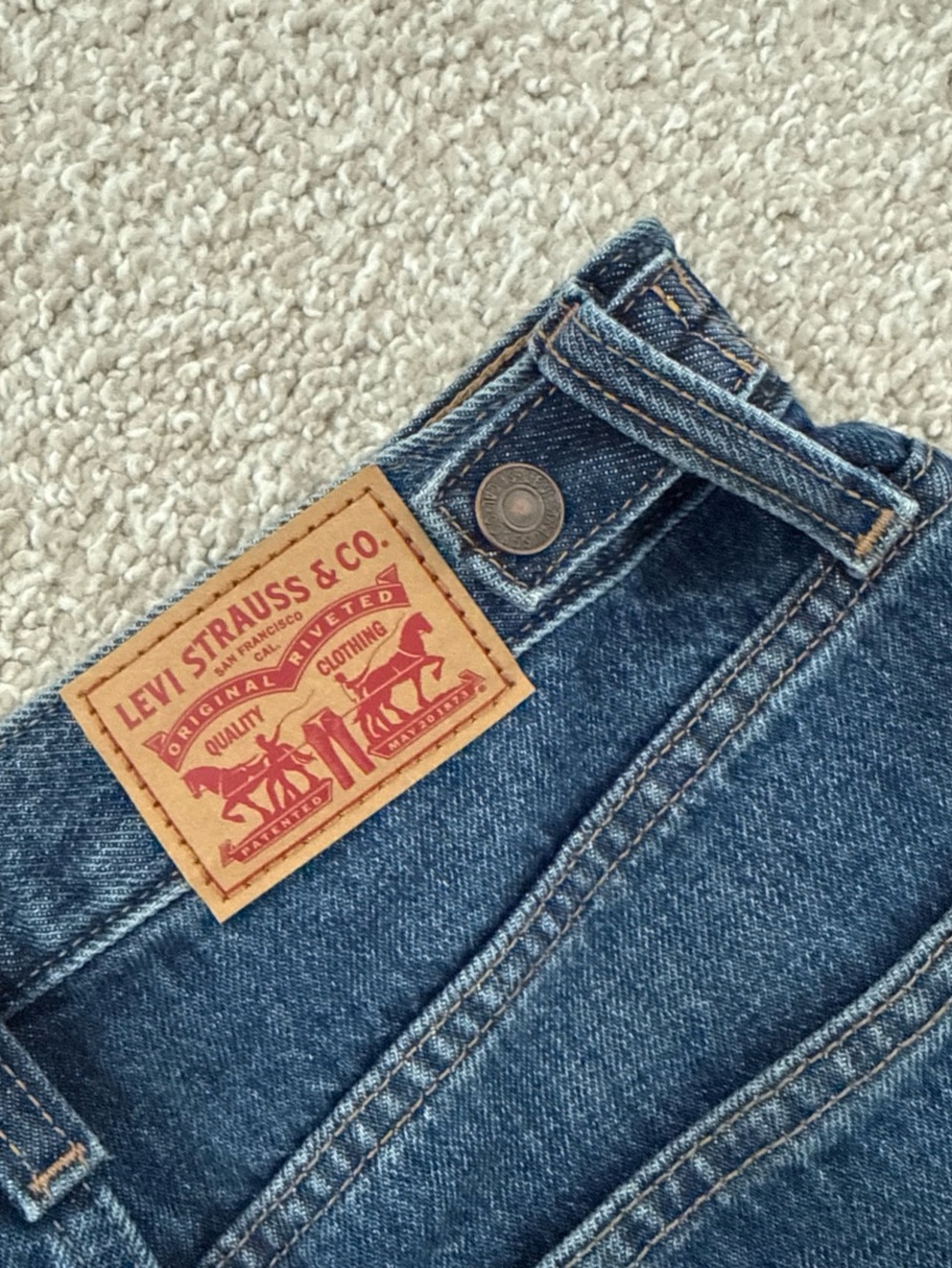 Like new! Levis Cinch Barrel dark wash jeans - Picture 4 of 5